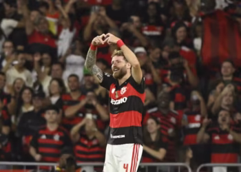 Léo Pereira comemora gol em Flamengo x São Paulo