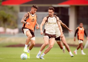 Léo Ortiz volta a ficar à disposição e amplia disputa na defesa do Flamengo