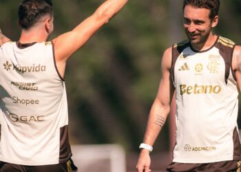 Paquetá e Ayrton Lucas durante treino do Flamengo