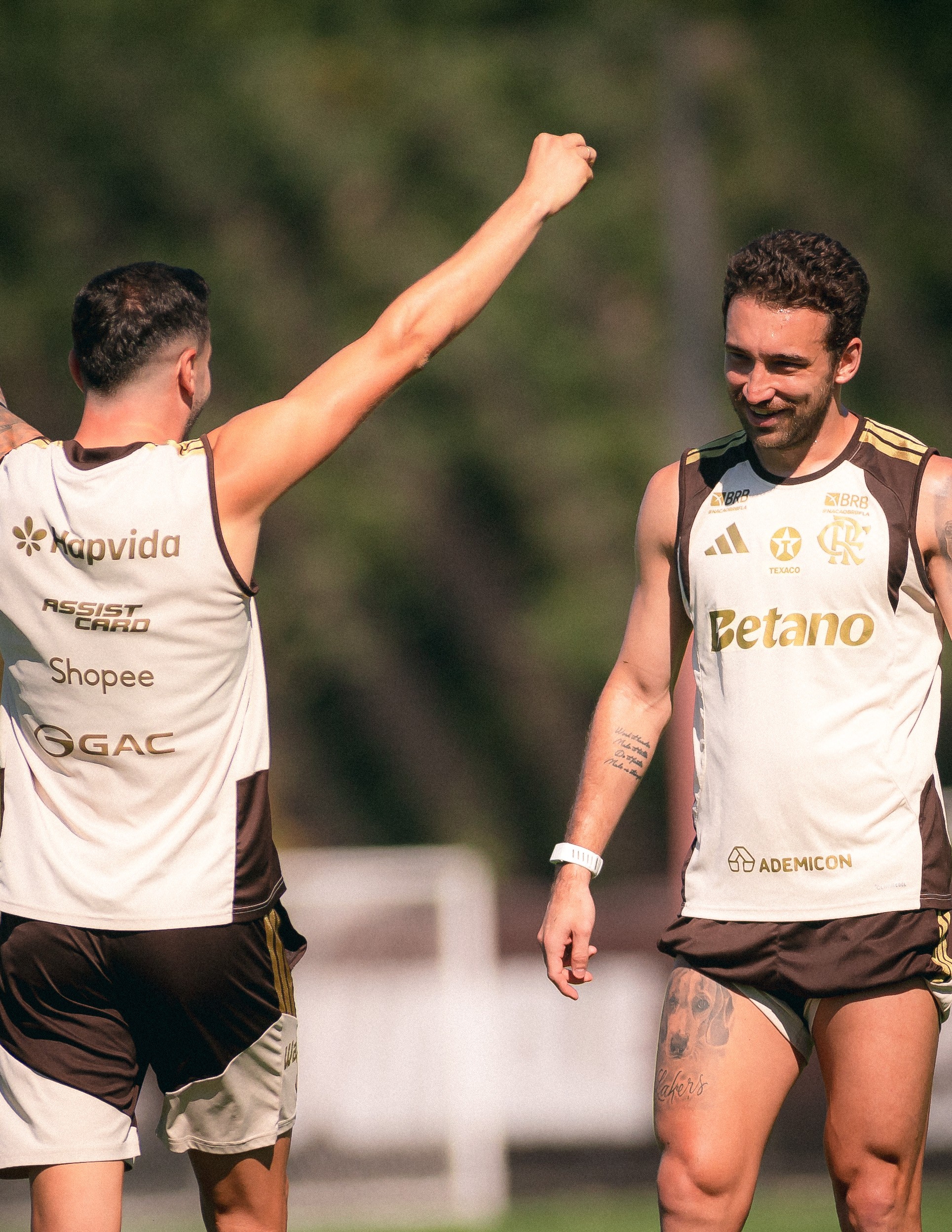 Paquetá e Ayrton Lucas durante treino do Flamengo