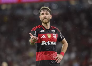 Léo Pereira em campo pelo Flamengo contra o Cruzeiro