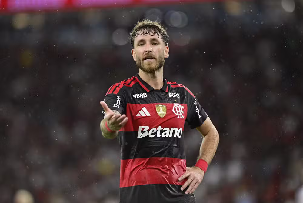 Léo Pereira em campo pelo Flamengo contra o Cruzeiro