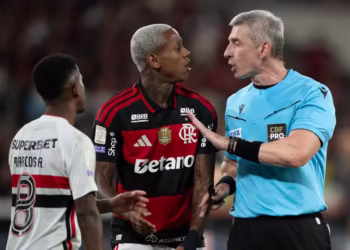 Wallace Yan reclama com Anderson Daronco em Flamengo x São Paulo