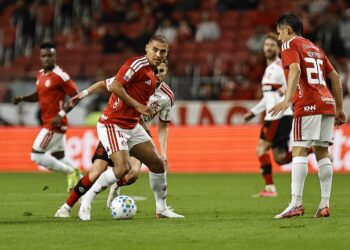 Alan Patrick conduz a bola durante Internacional x Flamengo no Beira-Rio