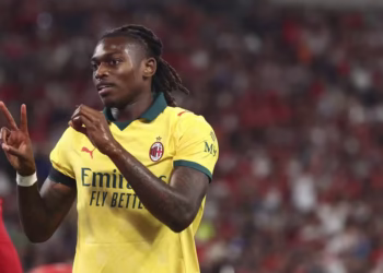 Rafael Leão comemora um gol pelo Milan contra o Liverpool