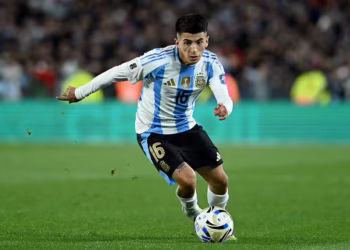 Thiago Almada conduz a bola com a camisa da seleção argentina
