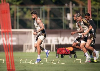 Paquetá treina com elenco do Flamengo