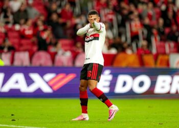 Samuel Lino comemora seu gol no Inter x Flamengo
