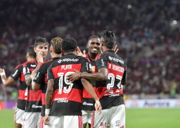 Jogadores do Flamengo em campo antes de adaptação às novas regras de arbitragem