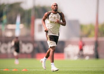 Lorran durante treino do Flamengo