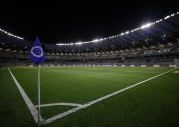 Bandeirinha do Cruzeiro no gramado do Mineirão antes de Cruzeiro x Flamengo