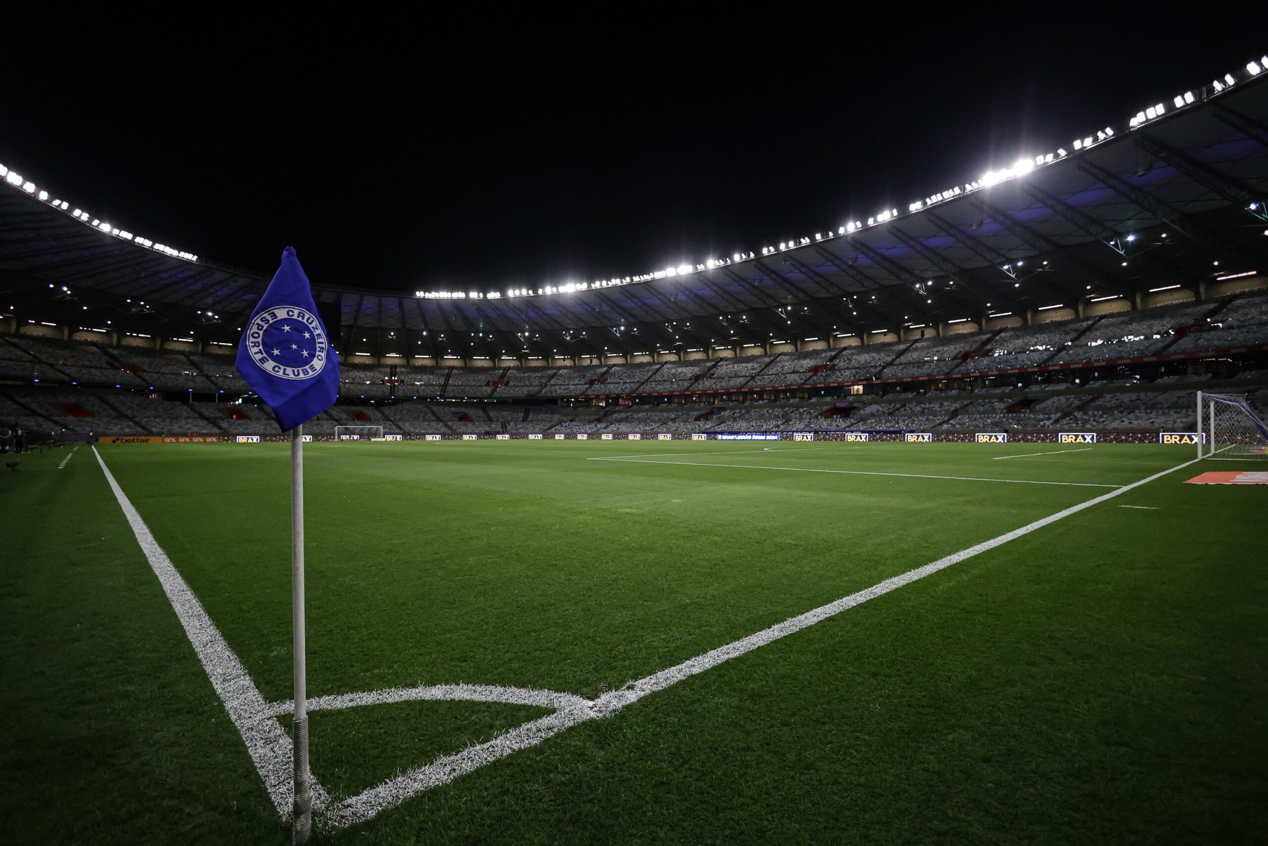 Bandeirinha do Cruzeiro no gramado do Mineirão antes de Cruzeiro x Flamengo