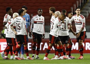 Jogadores do Flamengo em jogo contra o Internacional