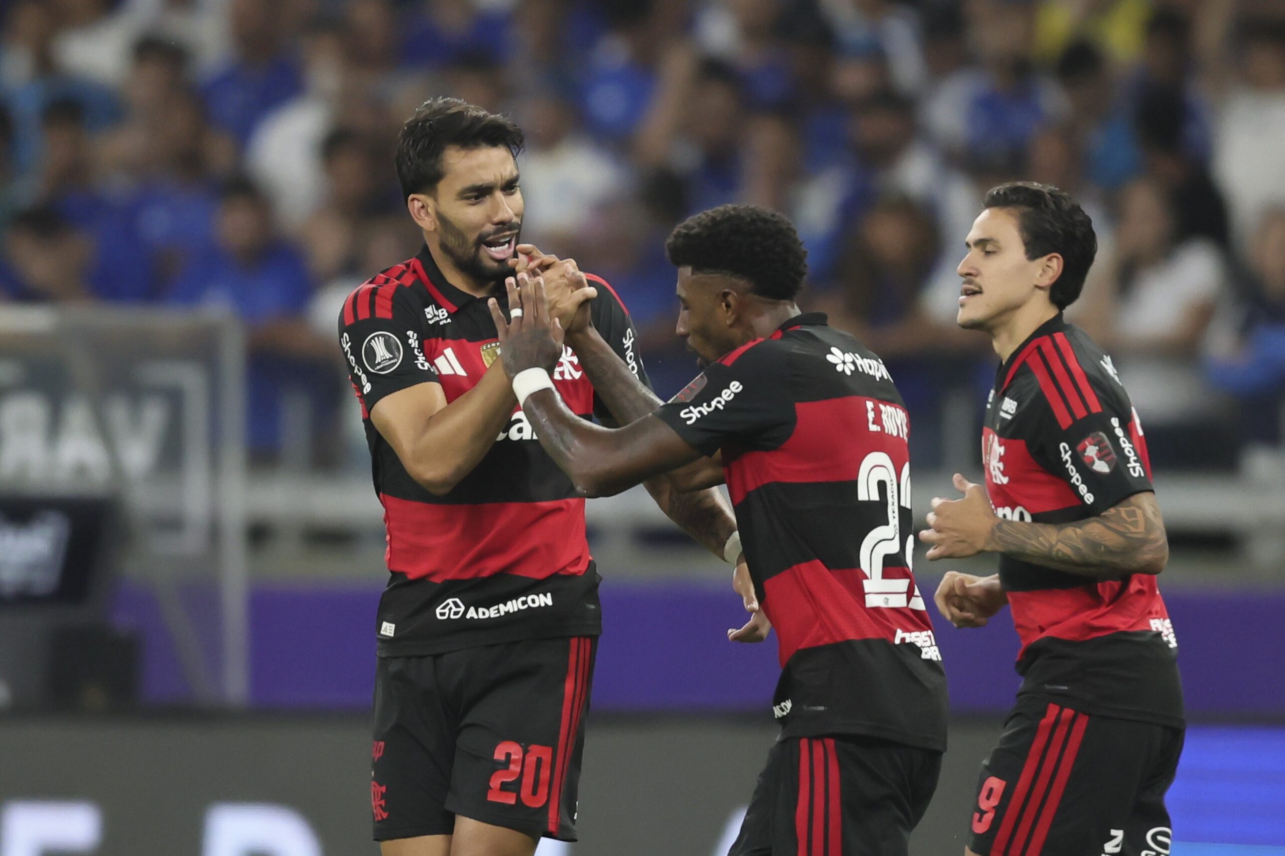 Lucas Paquetá comemora gol do Flamengo contra o Cruzeiro pela Libertadores
