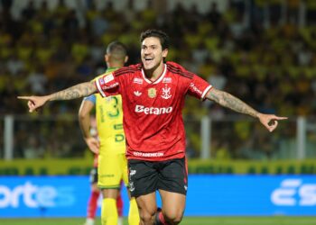 Pedro comemora uma dos gols marcados na goleada do Flamengo sobre o Mirassol, pelo Brasileiro — Foto: Cleder R Damasceno/RP FOTOPRESS/AGIF