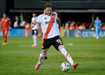 Viña em ação com a camisa do River Plate