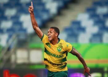 Aiyran comemora gol pelo Cuiabá com o braço erguido