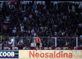 Luiz Araújo comemora seu gol