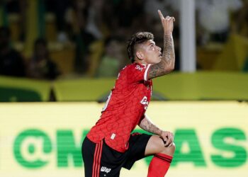 Carrascal comemora gol pelo Flamengo contra o Vitória — Foto: Gilvan de Souza/Flamengo