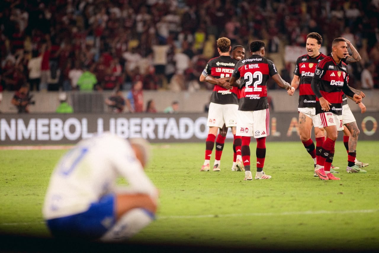 Jogadores do Flamengo comemoram classificação sobre o Cruzeiro