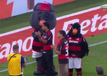 Joaquín Freitas e Anthony Valencia no Maracanã antes de jogo do Flamengo