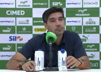 Abel Ferreira em coletiva após jogo do Palmeiras; fala do treinador motivou levantamento sobre investimentos de Flamengo e Palmeiras. Foto: Camila Alves/ge.