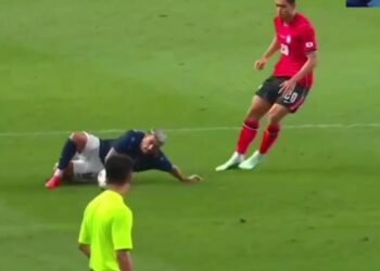 Arrascaeta cai durante amistoso entre Uruguai e Coreia do Sul.
