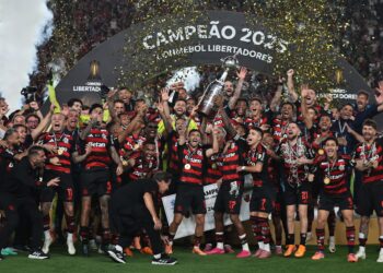 Flamengo campeão da Libertadores comemora título que pesa na indicação à Bola de Ouro 2026. Foto: REUTERS/Sebastian Castaneda.