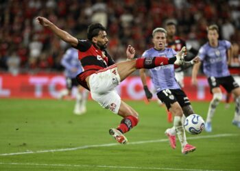 Paquetá tentando voleio em Flamengo x Ind. Del Valle.