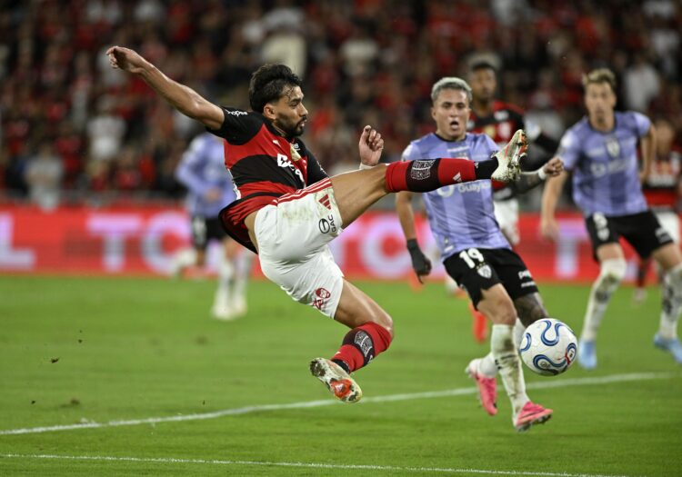 Paquetá tentando voleio em Flamengo x Ind. Del Valle.