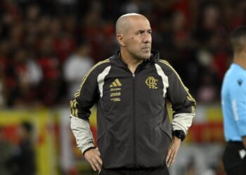 Leonardo Jardim durante jogo do Flamengo antes de duelo contra o Del Valle.