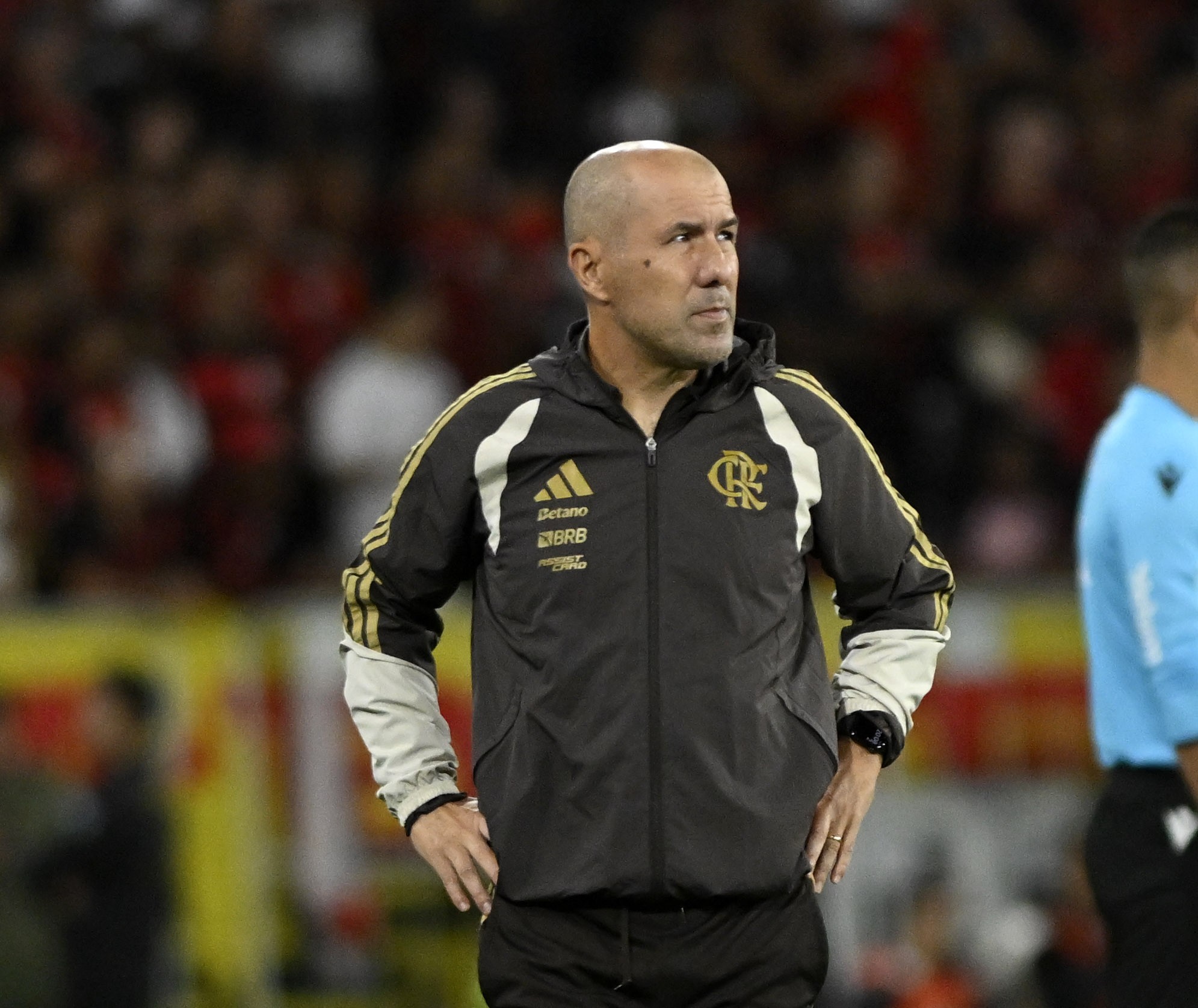 Leonardo Jardim durante jogo do Flamengo antes de duelo contra o Del Valle.