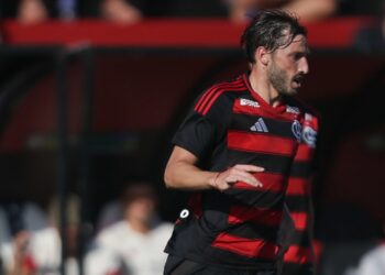 Matías Viña com a camisa do Flamengo; lateral foi emprestado ao Cruzeiro.