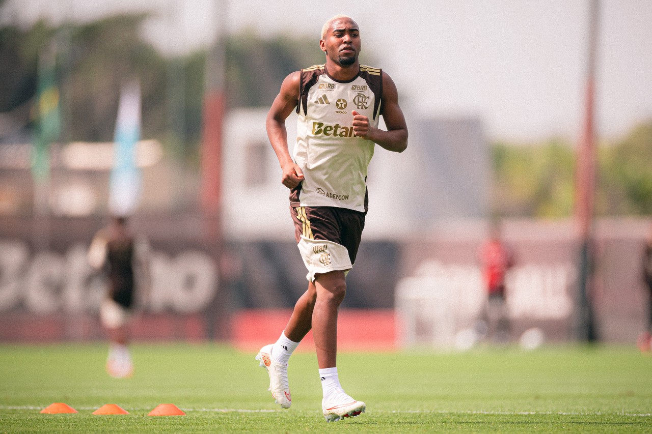 Lorran durante treino do Flamengo no Ninho do Urubu