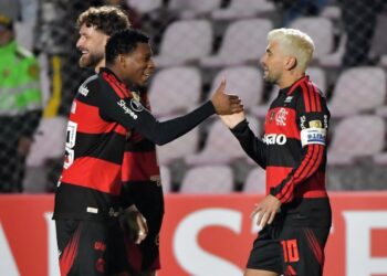 Plata cumprimenta Arrascaeta após gol do Flamengo contra o Cusco.