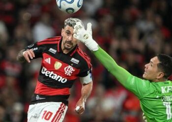 Arrascaeta marca gol do Flamengo contra o Independiente del Valle