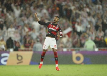 Bruno Henrique comemora gol do Flamengo contra o Corinthians no Maracanã