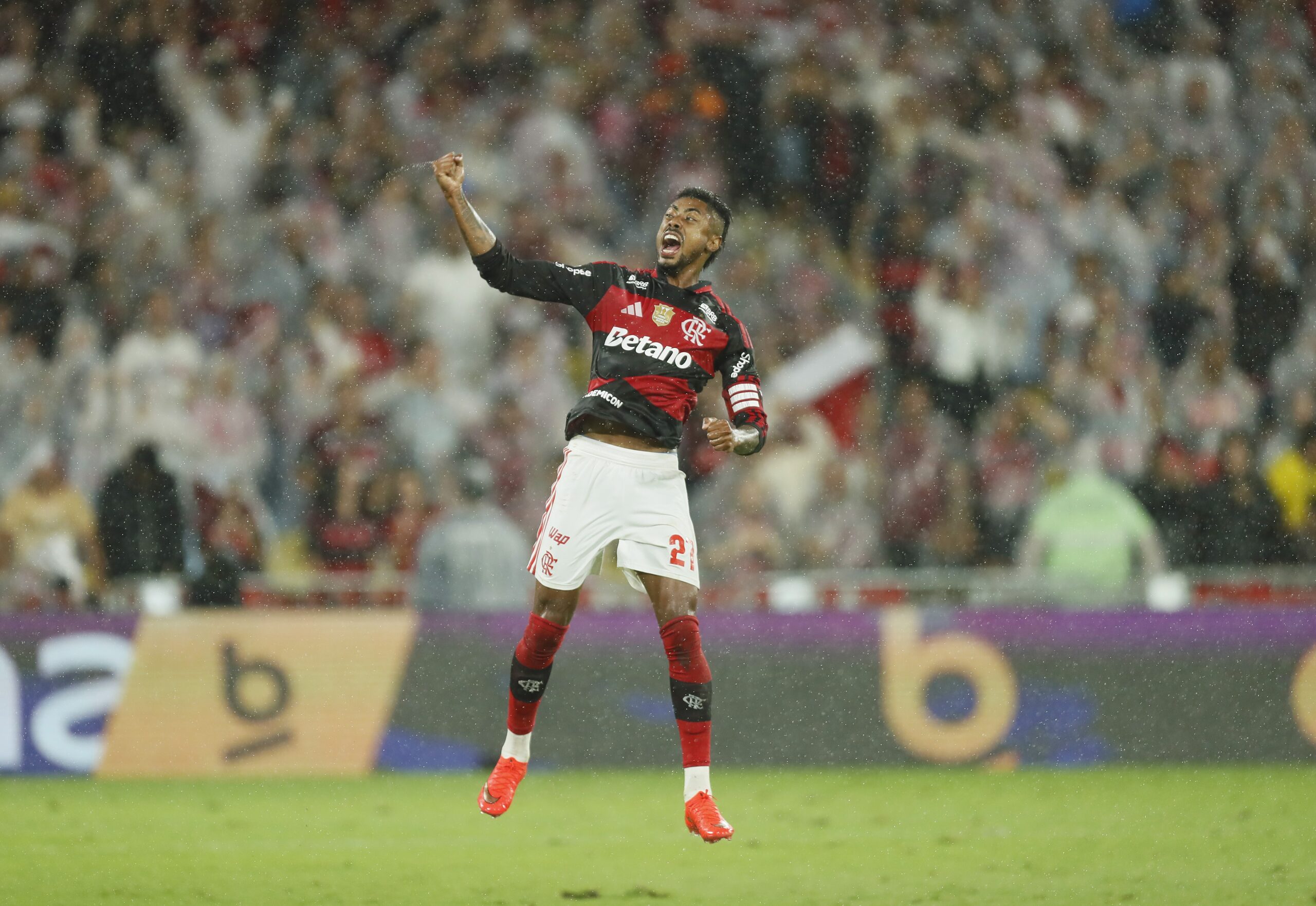 Bruno Henrique comemora gol do Flamengo contra o Corinthians no Maracanã