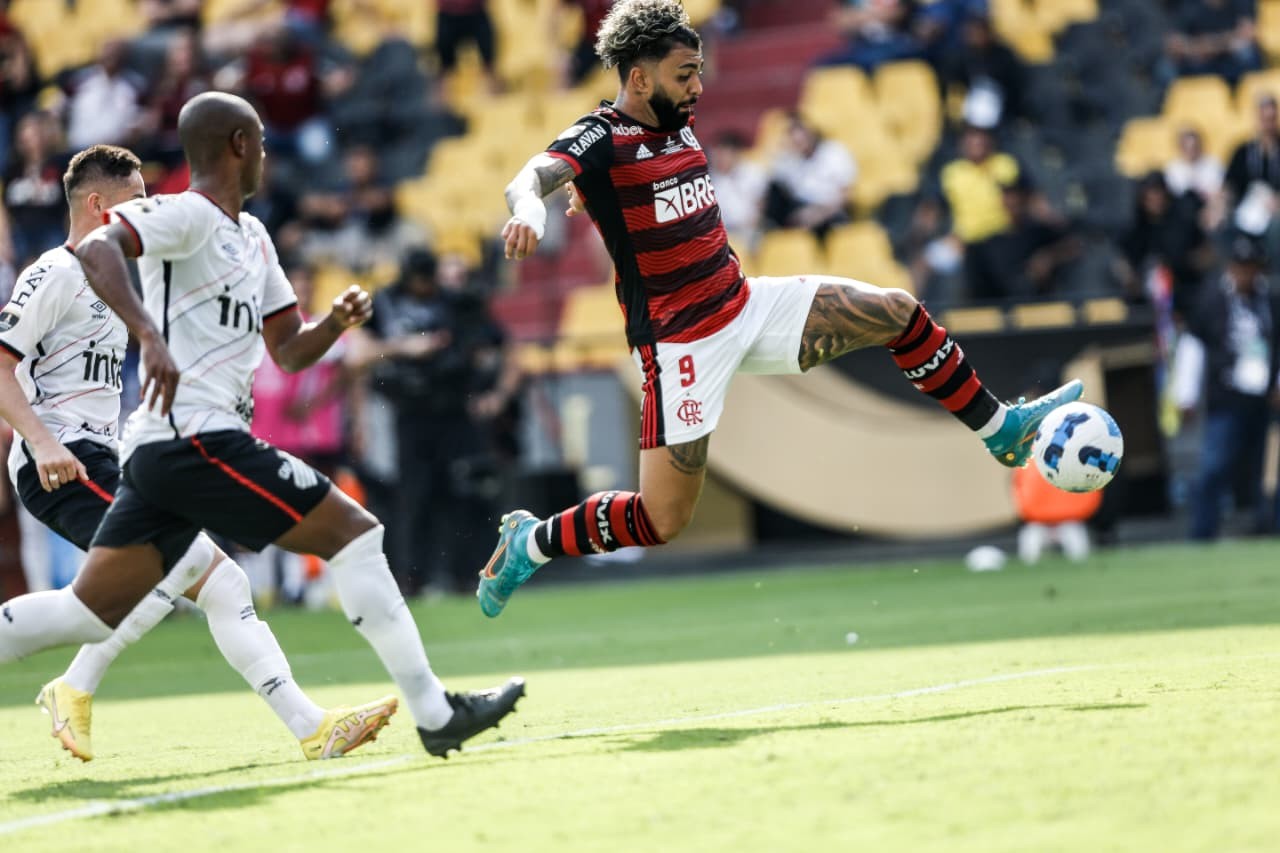 Gol de Gabigol contra o Athletico-PR na final da Libertadores de 2022