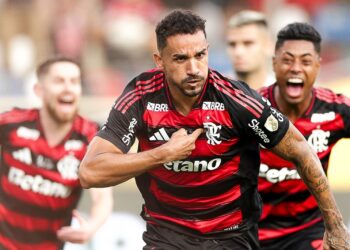 Danilo comemora gol do título da Libertadores de 2025 pelo Flamengo