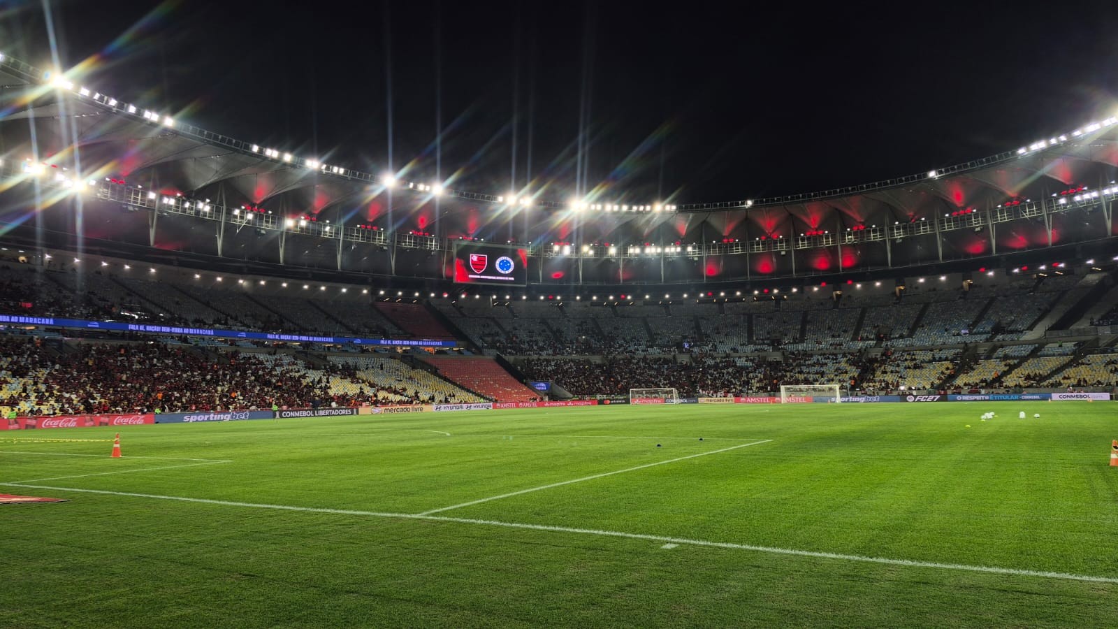 Gramado e arquibancadas do Maracanã
